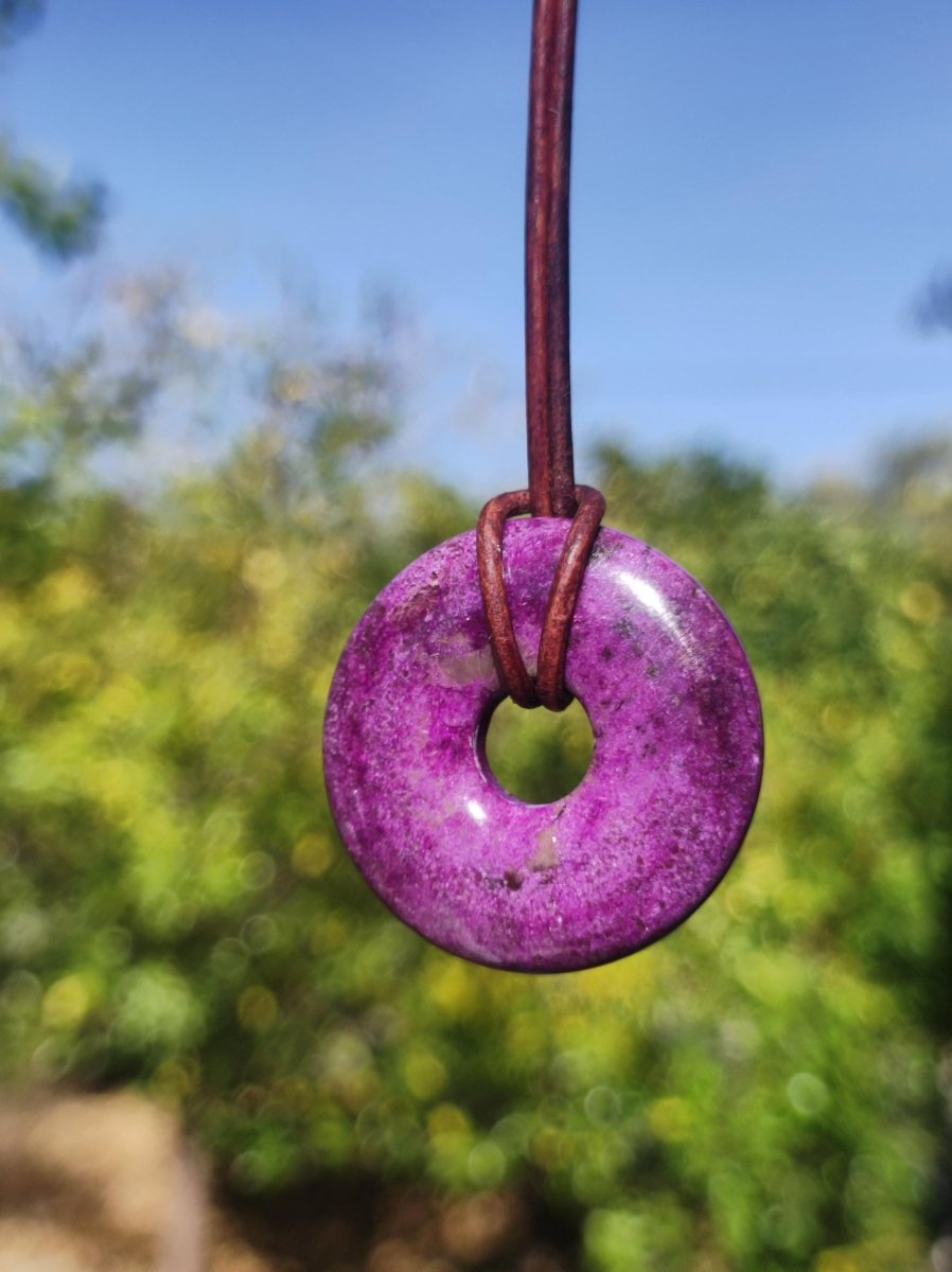 Stichtit ~ Edelstein Donut Kette Pi Scheibe Schutzsymbol Lila violett HIPPIE Chakra Boho Ethno Heilstein Kleidung Festival Purpur Rarität - Art of Nature Berlin