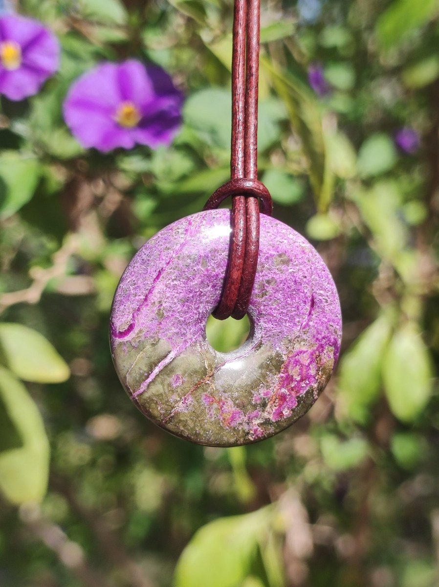 Stichtit ~ Edelstein Donut Kette Pi Scheibe Schutzsymbol Lila violett HIPPIE Chakra Boho Ethno Heilstein Kleidung Festival Purpur Rarität - Art of Nature Berlin