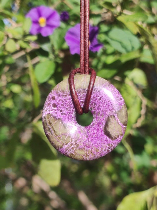 Stichtit ~ Edelstein Donut Kette Pi Scheibe Schutzsymbol Lila violett HIPPIE Chakra Boho Ethno Heilstein Kleidung Festival Purpur Rarität - Art of Nature Berlin