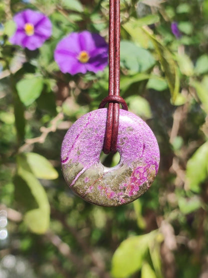 Stichtit ~ Edelstein Donut Kette Pi Scheibe Schutzsymbol Lila violett HIPPIE Chakra Boho Ethno Heilstein Kleidung Festival Purpur Rarität - Art of Nature Berlin