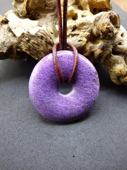 Stichtit ~ Edelstein Donut Kette Pi Scheibe Schutzsymbol Lila violett HIPPIE Chakra Boho Ethno Heilstein Kleidung Festival Purpur Rarität - Art of Nature Berlin