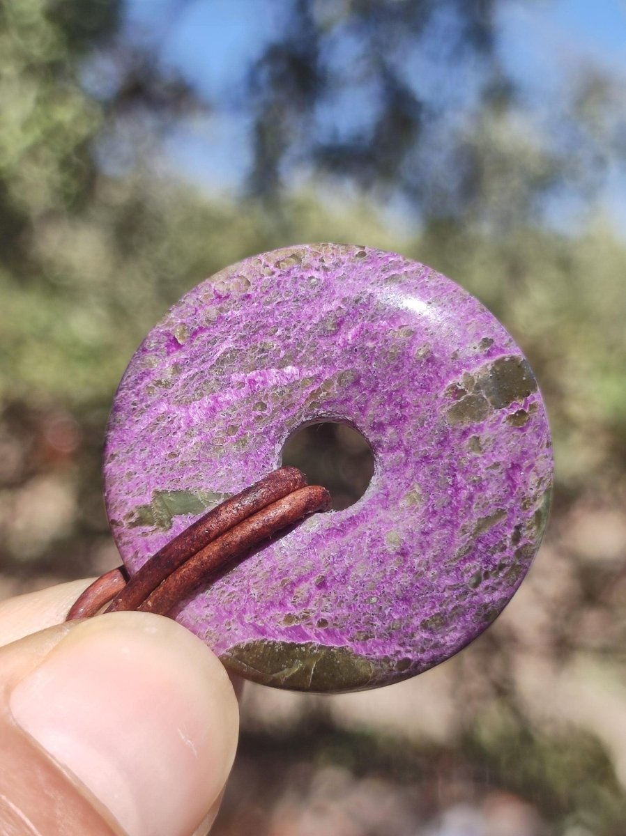 Stichtit ~ Edelstein Donut Kette Pi Scheibe Schutzsymbol Lila violett HIPPIE Chakra Boho Ethno Heilstein Kleidung Festival Purpur Rarität - Art of Nature Berlin