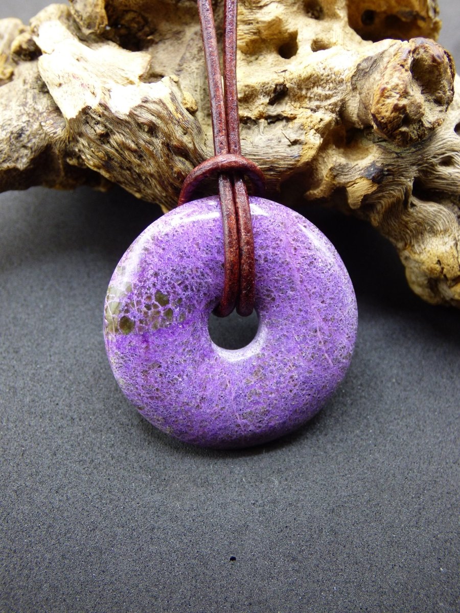 Stichtit ~ Edelstein Donut Kette Pi Scheibe Schutzsymbol Lila violett HIPPIE Chakra Boho Ethno Heilstein Kleidung Festival Purpur Rarität - Art of Nature Berlin