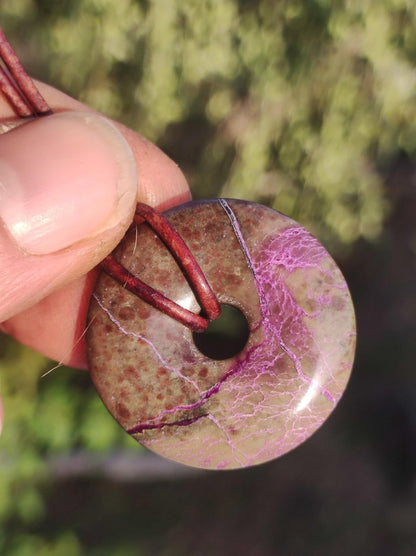 Stichtit ~ Edelstein Donut Kette Pi Scheibe Schutzsymbol Lila violett HIPPIE Chakra Boho Ethno Heilstein Kleidung Festival Purpur Rarität - Art of Nature Berlin