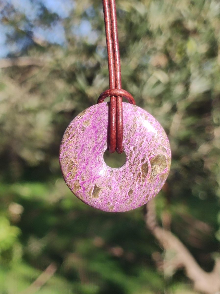 Stichtit ~ Edelstein Donut Kette Pi Scheibe Schutzsymbol Lila violett HIPPIE Chakra Boho Ethno Heilstein Kleidung Festival Purpur Rarität - Art of Nature Berlin