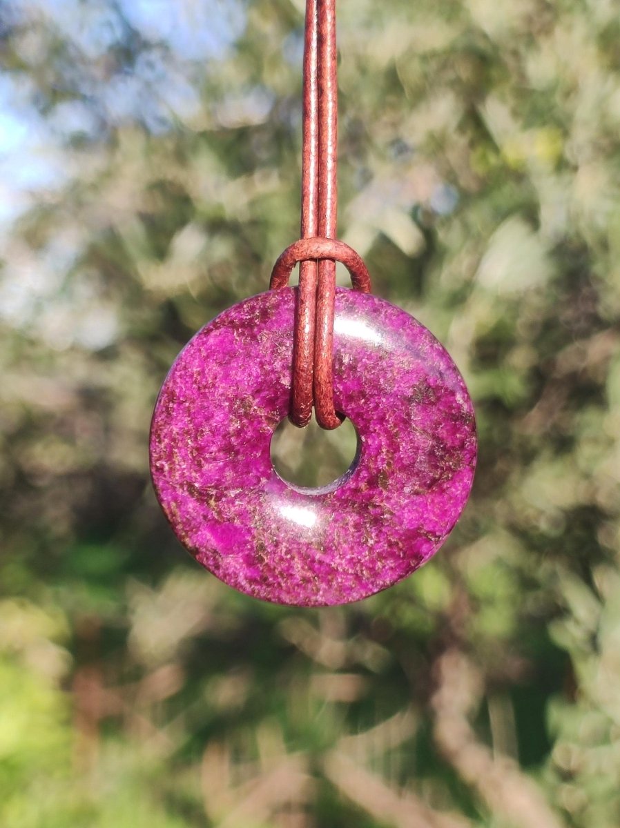 Stichtit ~ Edelstein Donut Kette Pi Scheibe Schutzsymbol Lila violett HIPPIE Chakra Boho Ethno Heilstein Kleidung Festival Purpur Rarität - Art of Nature Berlin