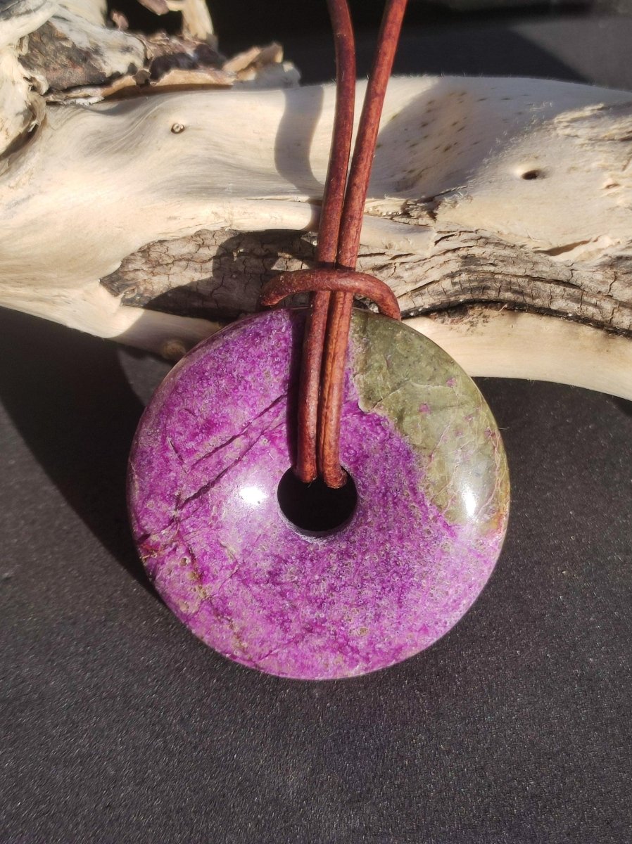 Stichtit ~ Edelstein Donut Kette Pi Scheibe Schutzsymbol Lila violett HIPPIE Chakra Boho Ethno Heilstein Kleidung Festival Purpur Rarität - Art of Nature Berlin