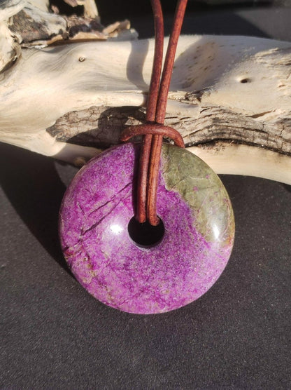 Stichtit ~ Edelstein Donut Kette Pi Scheibe Schutzsymbol Lila violett HIPPIE Chakra Boho Ethno Heilstein Kleidung Festival Purpur Rarität - Art of Nature Berlin