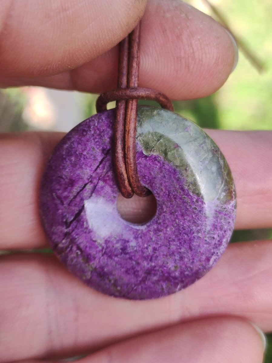 Stichtit ~ Edelstein Donut Kette Pi Scheibe Schutzsymbol Lila violett HIPPIE Chakra Boho Ethno Heilstein Kleidung Festival Purpur Rarität - Art of Nature Berlin