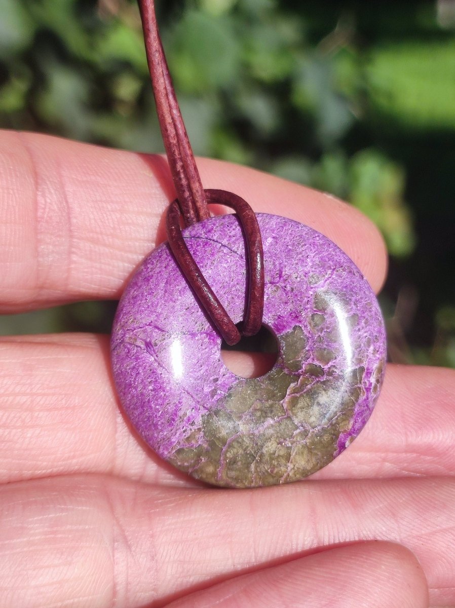 Stichtit ~ Edelstein Donut Kette Pi Scheibe Schutzsymbol Lila violett HIPPIE Chakra Boho Ethno Heilstein Kleidung Festival Purpur Rarität - Art of Nature Berlin