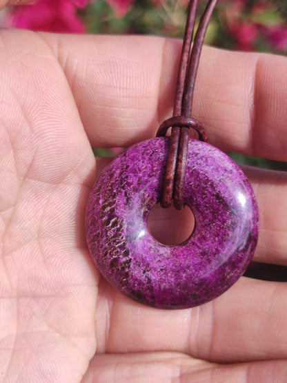 Stichtit ~ Edelstein Donut Kette Pi Scheibe Schutzsymbol Lila violett HIPPIE Chakra Boho Ethno Heilstein Kleidung Festival Purpur Rarität - Art of Nature Berlin