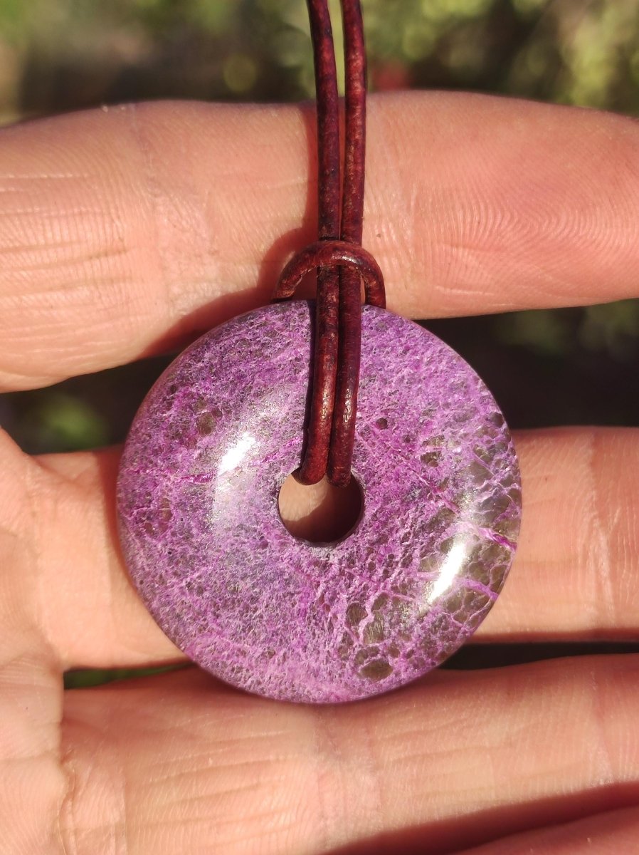 Stichtit ~ Edelstein Donut Kette Pi Scheibe Schutzsymbol Lila violett HIPPIE Chakra Boho Ethno Heilstein Kleidung Festival Purpur Rarität - Art of Nature Berlin