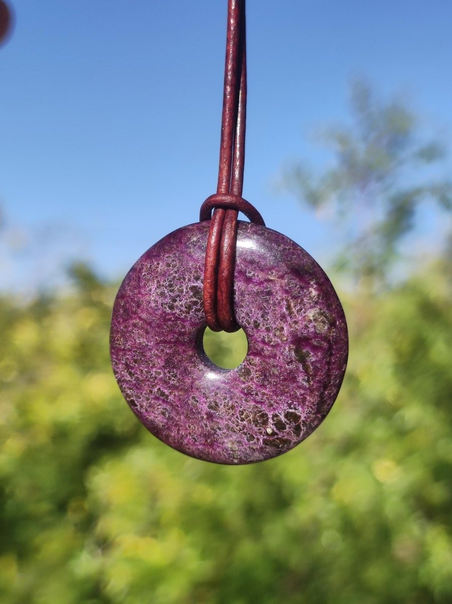 Stichtit ~ Edelstein Donut Kette Pi Scheibe Schutzsymbol Lila violett HIPPIE Chakra Boho Ethno Heilstein Kleidung Festival Purpur Rarität - Art of Nature Berlin