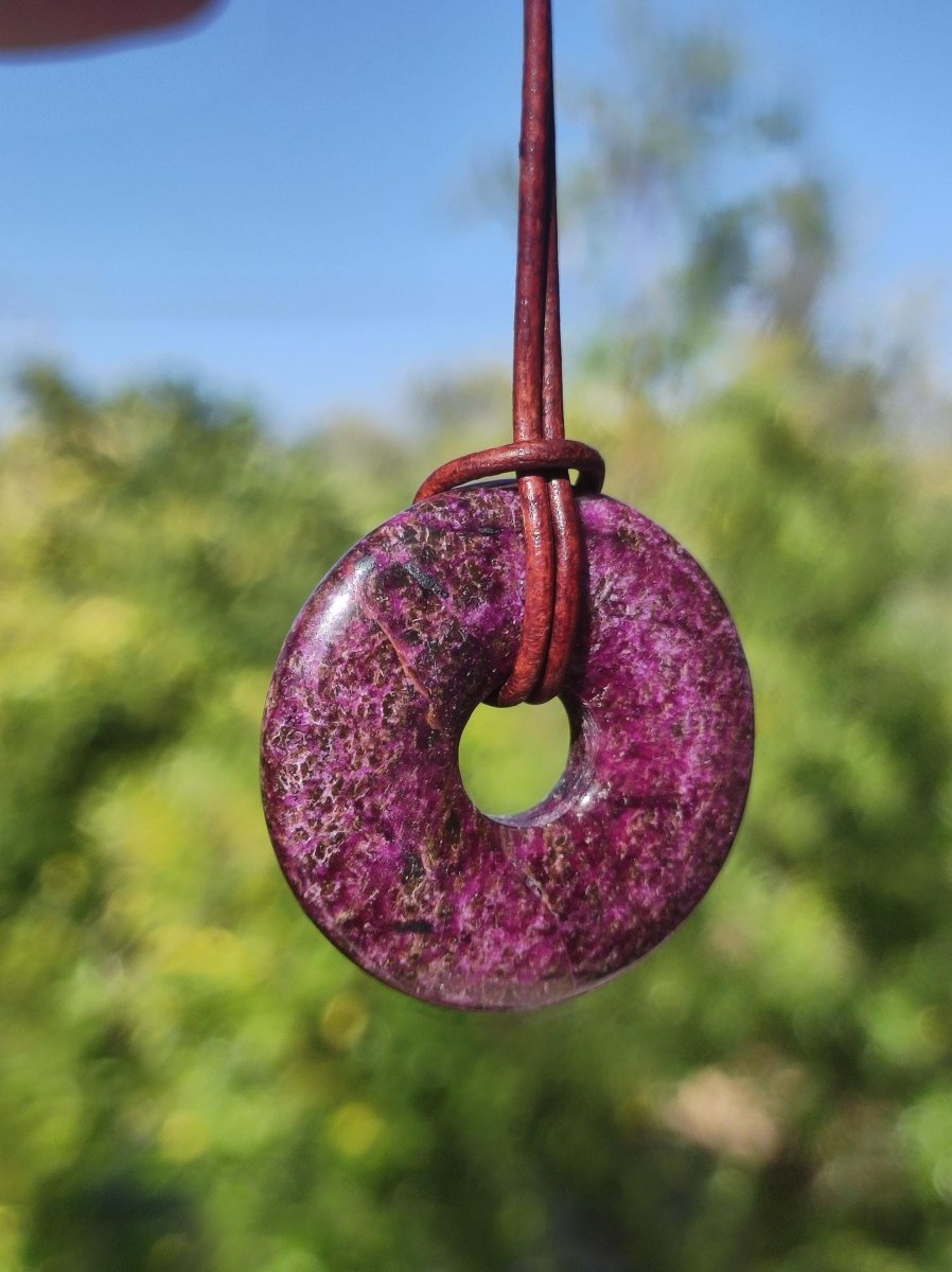 Stichtit ~ Edelstein Donut Kette Pi Scheibe Schutzsymbol Lila violett HIPPIE Chakra Boho Ethno Heilstein Kleidung Festival Purpur Rarität - Art of Nature Berlin