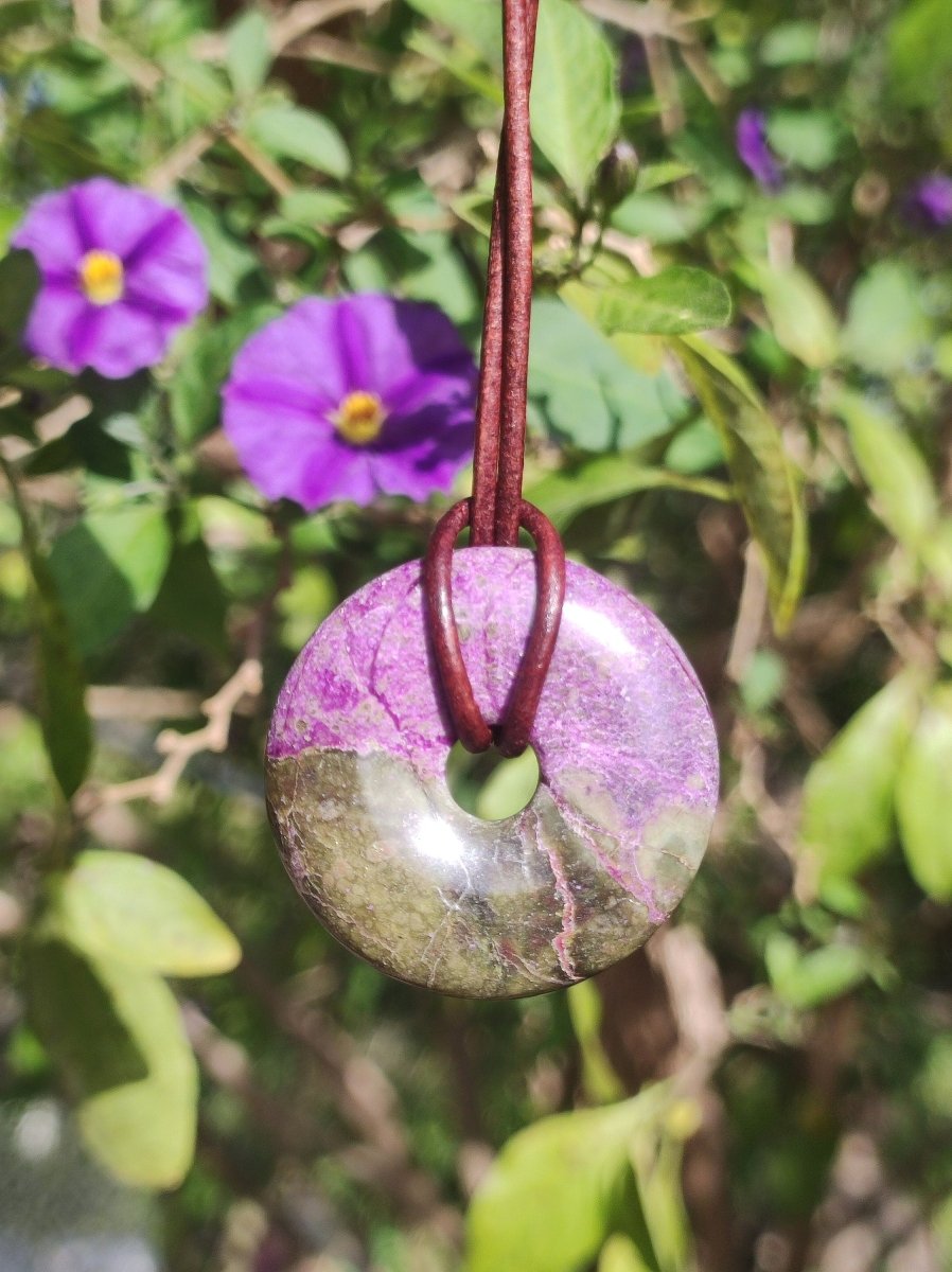 Stichtit ~ Edelstein Donut Kette Pi Scheibe Schutzsymbol Lila violett HIPPIE Chakra Boho Ethno Heilstein Kleidung Festival Purpur Rarität - Art of Nature Berlin