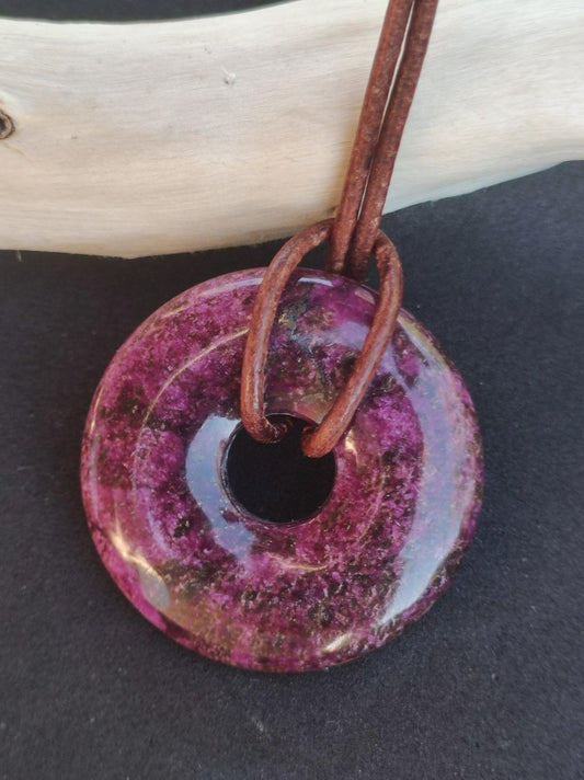 Stichtit ~ Edelstein Donut Kette Pi Scheibe Schutzsymbol Lila violett HIPPIE Chakra Boho Ethno Heilstein Kleidung Festival Purpur Rarität - Art of Nature Berlin