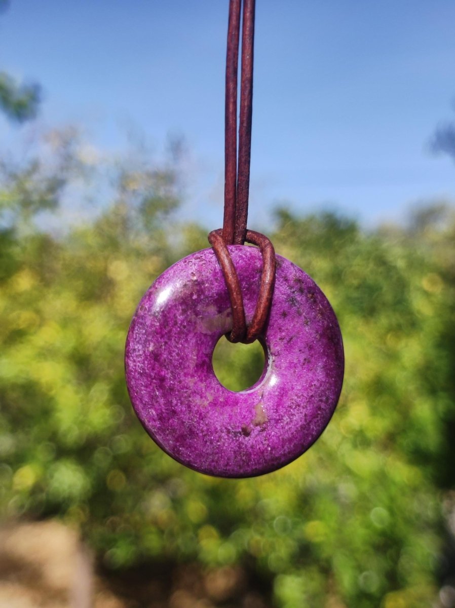 Stichtit ~ Edelstein Donut Kette Pi Scheibe Schutzsymbol Lila violett HIPPIE Chakra Boho Ethno Heilstein Kleidung Festival Purpur Rarität - Art of Nature Berlin