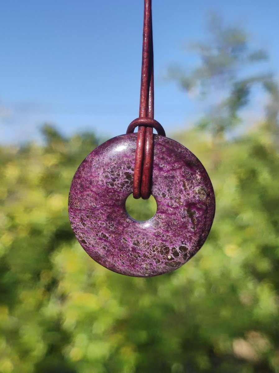Stichtit ~ Edelstein Donut Kette Pi Scheibe Schutzsymbol Lila violett HIPPIE Chakra Boho Ethno Heilstein Kleidung Festival Purpur Rarität - Art of Nature Berlin