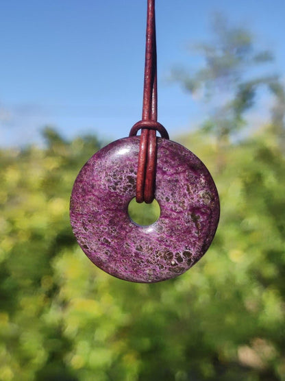 Stichtit ~ Edelstein Donut Kette Pi Scheibe Schutzsymbol Lila violett HIPPIE Chakra Boho Ethno Heilstein Kleidung Festival Purpur Rarität - Art of Nature Berlin