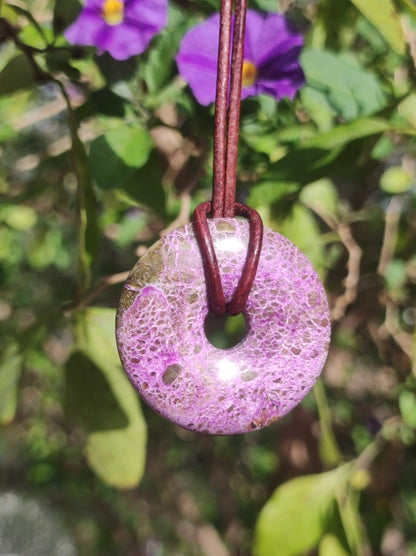 Stichtit ~ Edelstein Donut Kette Pi Scheibe Schutzsymbol Lila violett HIPPIE Chakra Boho Ethno Heilstein Kleidung Festival Purpur Rarität - Art of Nature Berlin