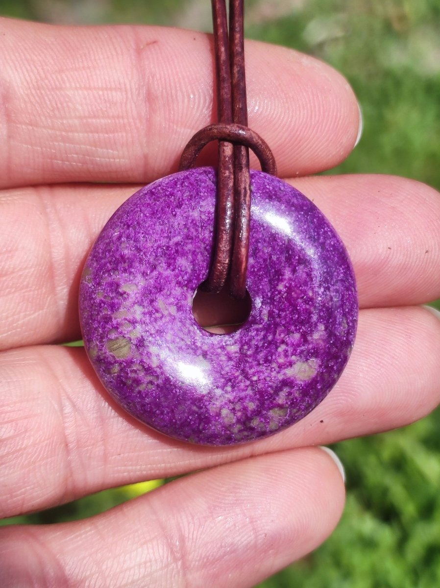 Stichtit ~ Edelstein Donut Kette Pi Scheibe Schutzsymbol Lila violett HIPPIE Chakra Boho Ethno Heilstein Kleidung Festival Purpur Rarität - Art of Nature Berlin