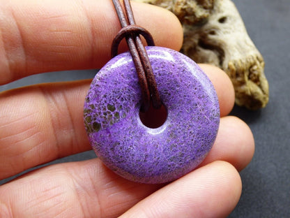 Stichtit ~ Edelstein Donut Kette Pi Scheibe Schutzsymbol Lila violett HIPPIE Chakra Boho Ethno Heilstein Kleidung Festival Purpur Rarität - Art of Nature Berlin