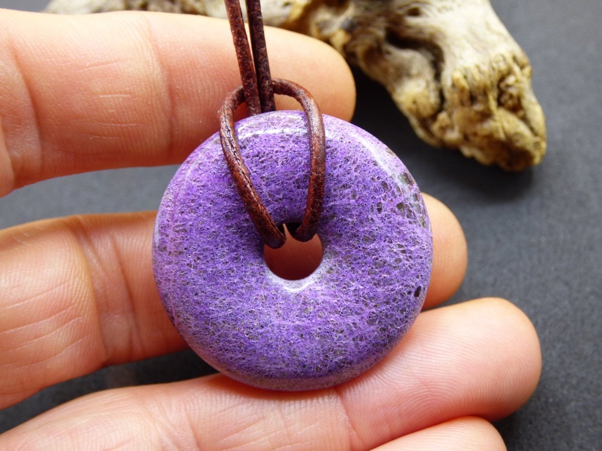 Stichtit ~ Edelstein Donut Kette Pi Scheibe Schutzsymbol Lila violett HIPPIE Chakra Boho Ethno Heilstein Kleidung Festival Purpur Rarität - Art of Nature Berlin