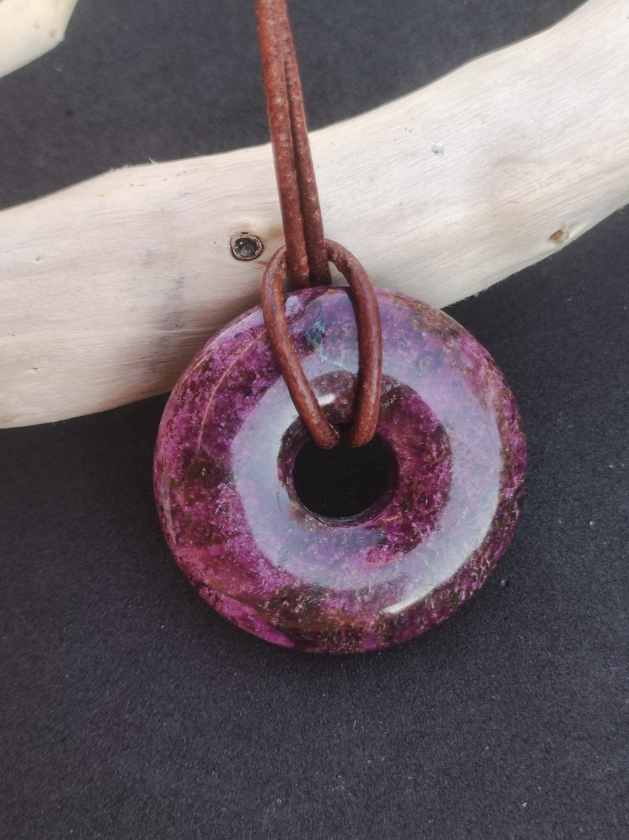 Stichtit ~ Edelstein Donut Kette Pi Scheibe Schutzsymbol Lila violett HIPPIE Chakra Boho Ethno Heilstein Kleidung Festival Purpur Rarität - Art of Nature Berlin