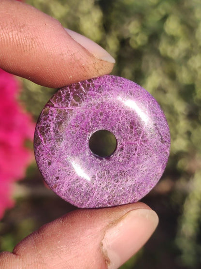 Stichtit ~ Edelstein Donut Kette Pi Scheibe Schutzsymbol Lila violett HIPPIE Chakra Boho Ethno Heilstein Kleidung Festival Purpur Rarität - Art of Nature Berlin