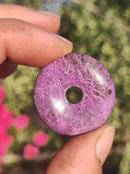 Stichtit ~ Edelstein Donut Kette Pi Scheibe Schutzsymbol Lila violett HIPPIE Chakra Boho Ethno Heilstein Kleidung Festival Purpur Rarität - Art of Nature Berlin