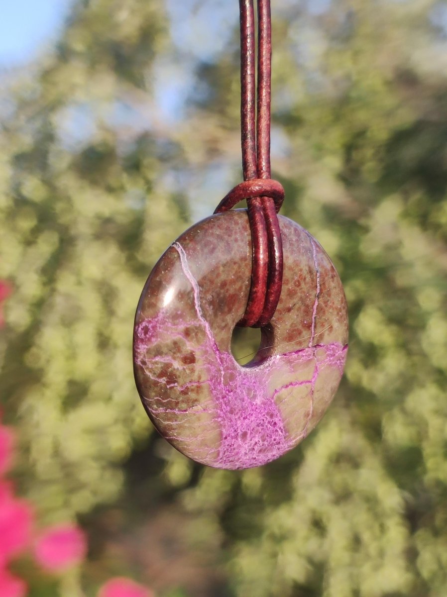 Stichtit ~ Edelstein Donut Kette Pi Scheibe Schutzsymbol Lila violett HIPPIE Chakra Boho Ethno Heilstein Kleidung Festival Purpur Rarität - Art of Nature Berlin