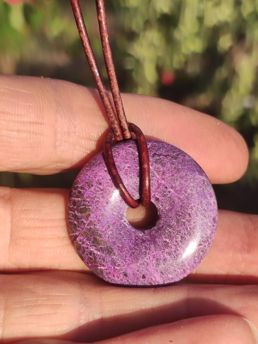 Stichtit ~ Edelstein Donut Kette Pi Scheibe Schutzsymbol Lila violett HIPPIE Chakra Boho Ethno Heilstein Kleidung Festival Purpur Rarität - Art of Nature Berlin