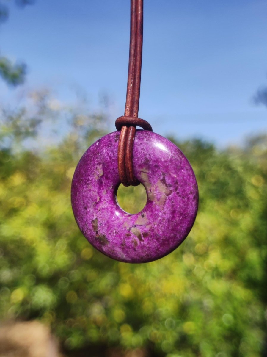 Stichtit ~ Edelstein Donut Kette Pi Scheibe Schutzsymbol Lila violett HIPPIE Chakra Boho Ethno Heilstein Kleidung Festival Purpur Rarität - Art of Nature Berlin