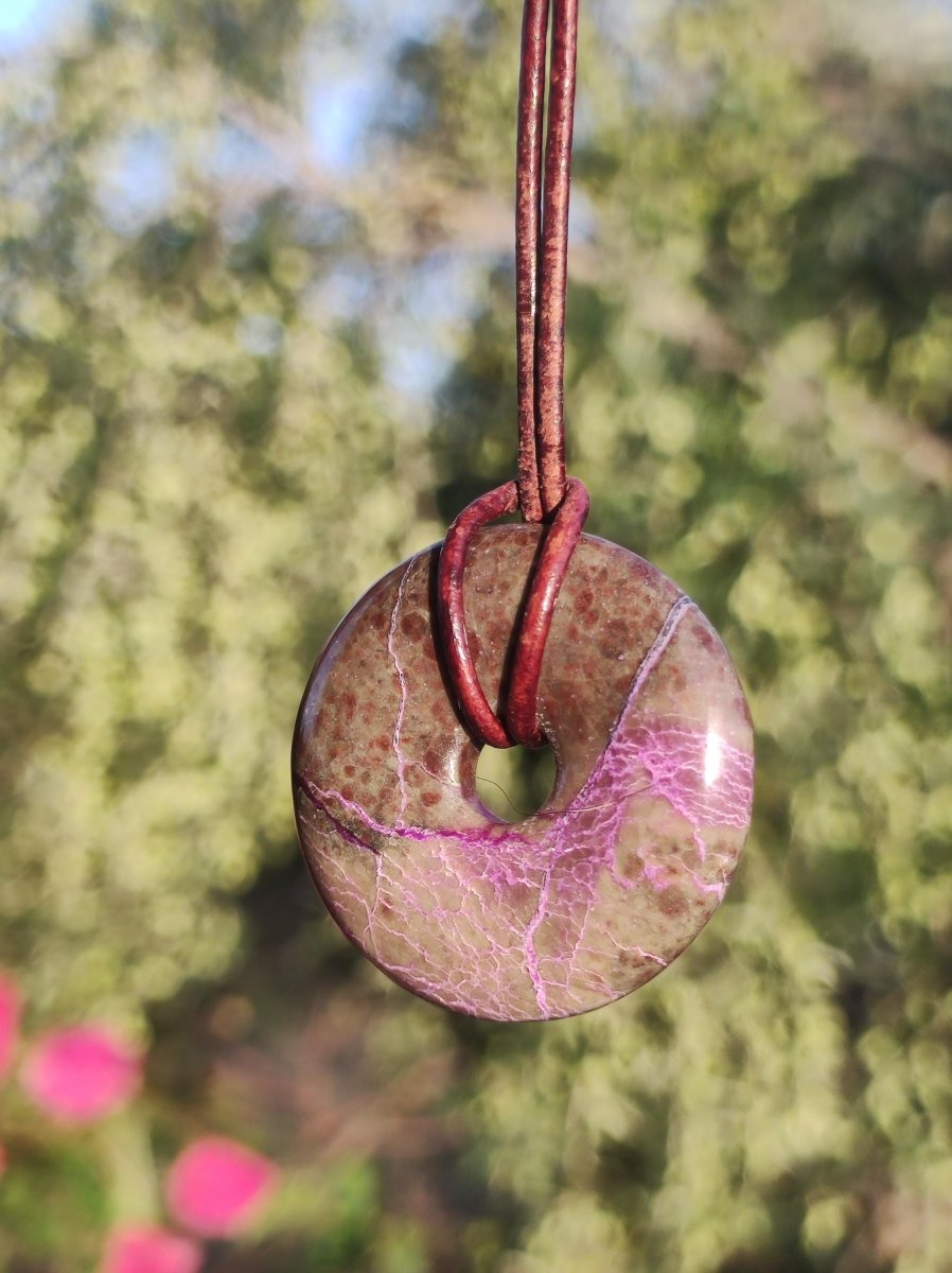 Stichtit ~ Edelstein Donut Kette Pi Scheibe Schutzsymbol Lila violett HIPPIE Chakra Boho Ethno Heilstein Kleidung Festival Purpur Rarität - Art of Nature Berlin