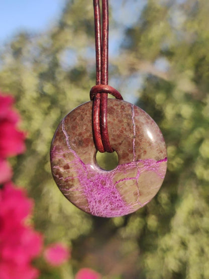 Stichtit ~ Edelstein Donut Kette Pi Scheibe Schutzsymbol Lila violett HIPPIE Chakra Boho Ethno Heilstein Kleidung Festival Purpur Rarität - Art of Nature Berlin