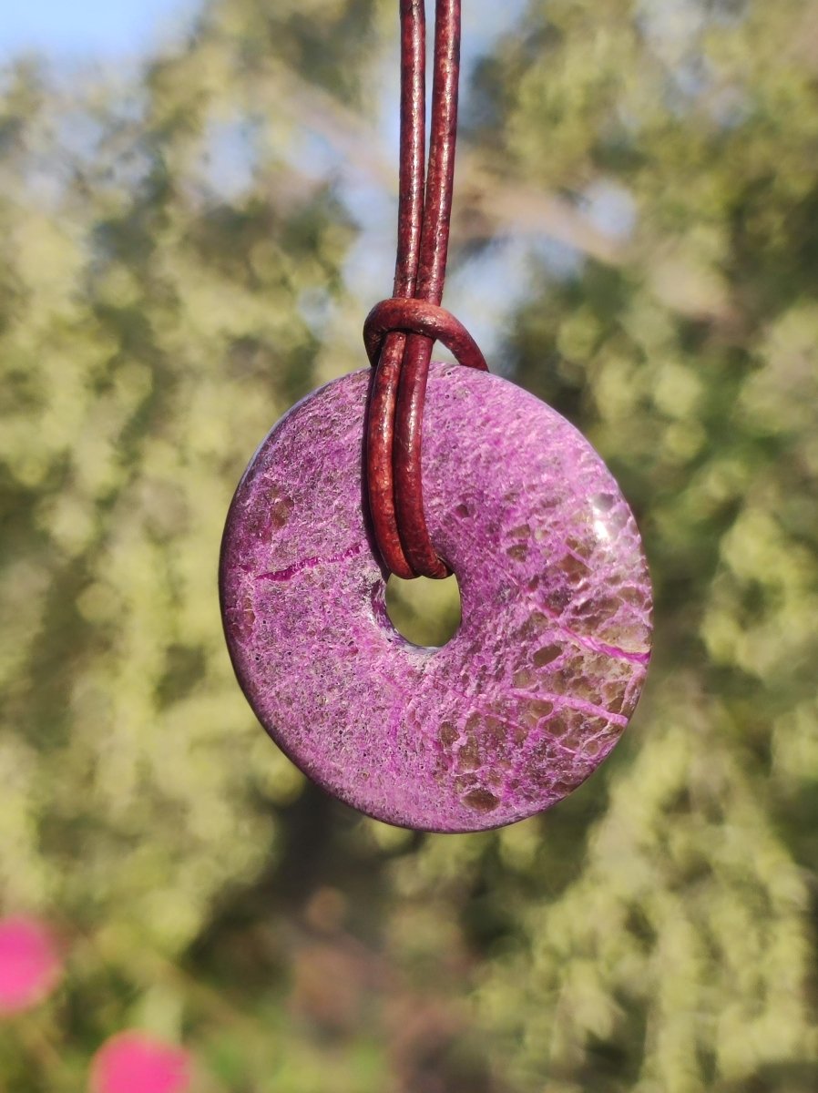 Stichtit ~ Edelstein Donut Kette Pi Scheibe Schutzsymbol Lila violett HIPPIE Chakra Boho Ethno Heilstein Kleidung Festival Purpur Rarität - Art of Nature Berlin