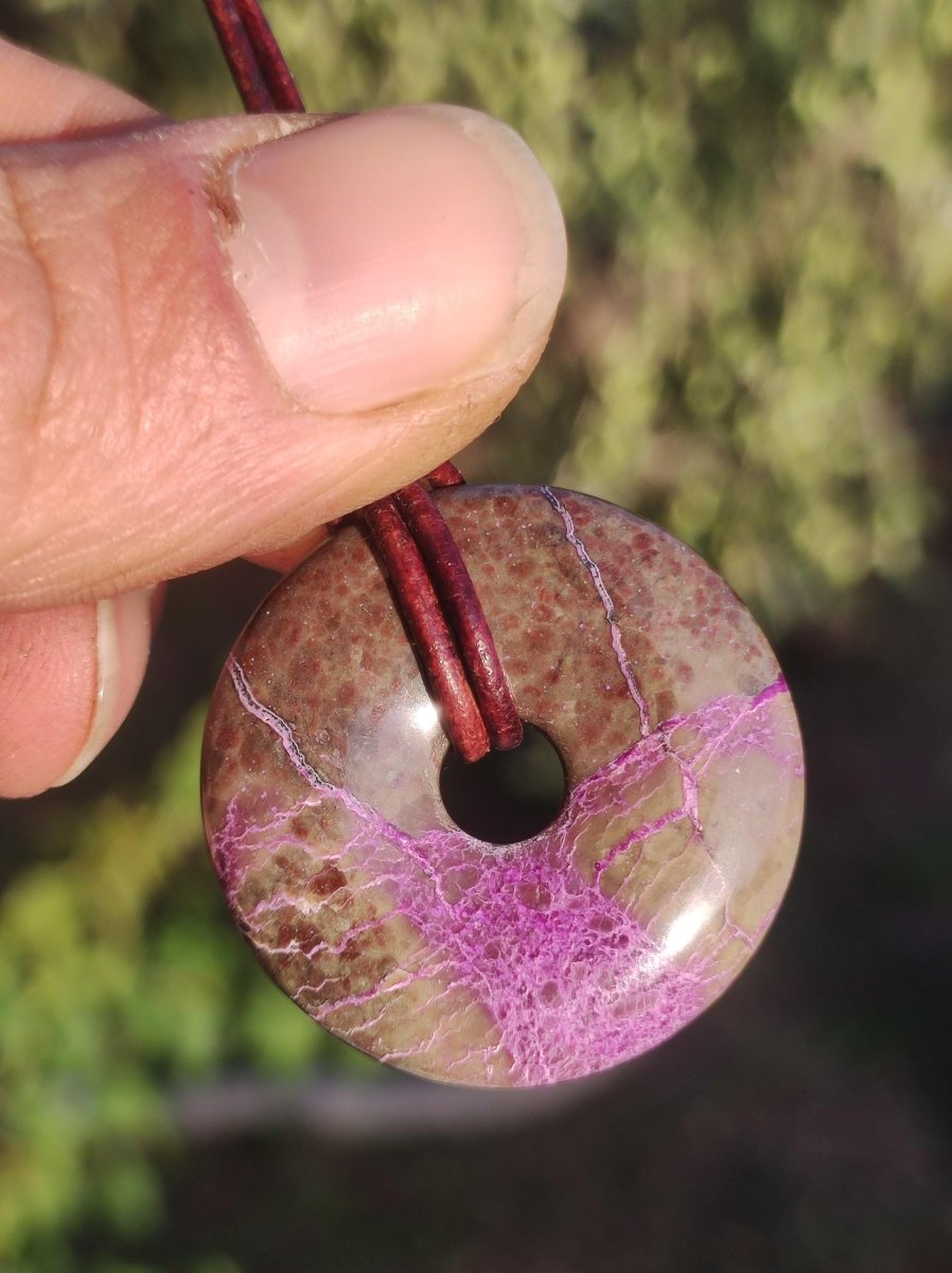 Stichtit ~ Edelstein Donut Kette Pi Scheibe Schutzsymbol Lila violett HIPPIE Chakra Boho Ethno Heilstein Kleidung Festival Purpur Rarität - Art of Nature Berlin