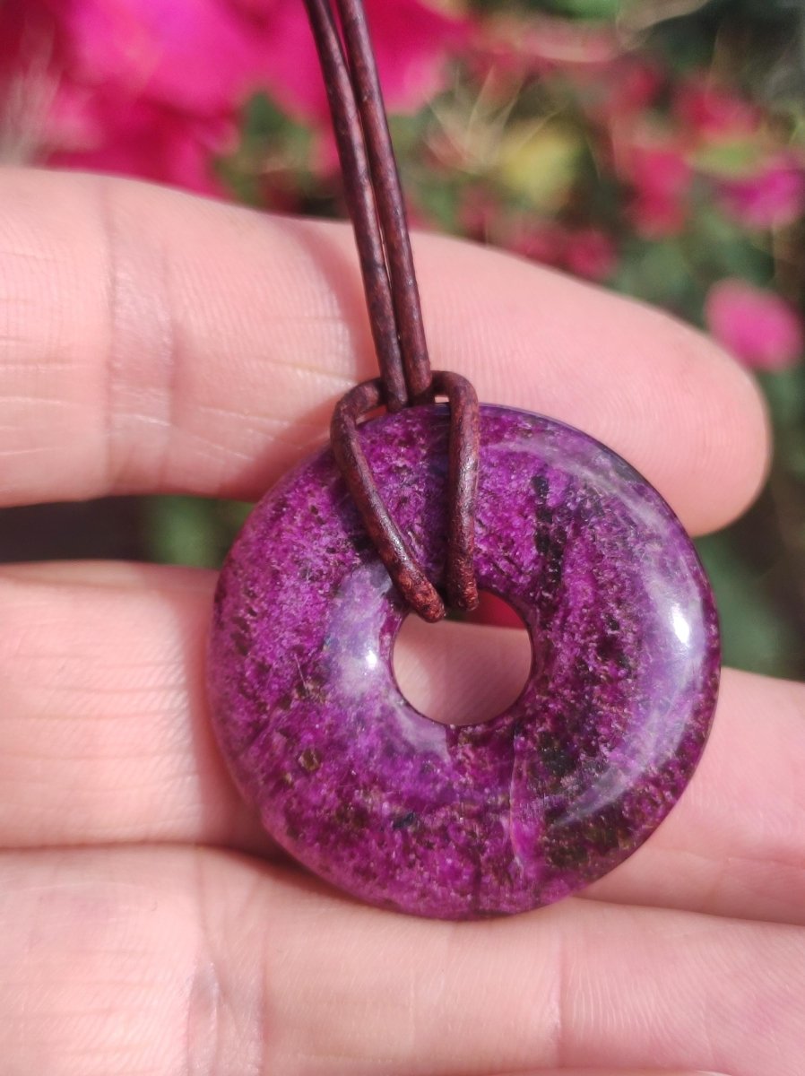 Stichtit ~ Edelstein Donut Kette Pi Scheibe Schutzsymbol Lila violett HIPPIE Chakra Boho Ethno Heilstein Kleidung Festival Purpur Rarität - Art of Nature Berlin