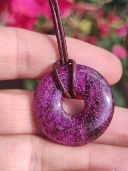 Stichtit ~ Edelstein Donut Kette Pi Scheibe Schutzsymbol Lila violett HIPPIE Chakra Boho Ethno Heilstein Kleidung Festival Purpur Rarität - Art of Nature Berlin