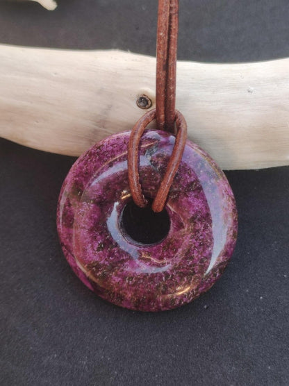 Stichtit ~ Edelstein Donut Kette Pi Scheibe Schutzsymbol Lila violett HIPPIE Chakra Boho Ethno Heilstein Kleidung Festival Purpur Rarität - Art of Nature Berlin
