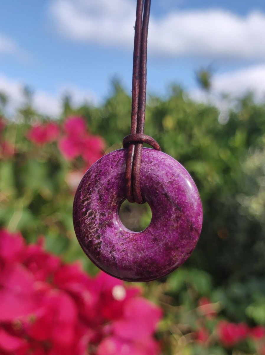 Stichtit ~ Edelstein Donut Kette Pi Scheibe Schutzsymbol Lila violett HIPPIE Chakra Boho Ethno Heilstein Kleidung Festival Purpur Rarität - Art of Nature Berlin