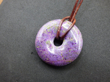 Stichtit ~ Edelstein Donut Kette Pi Scheibe Schutzsymbol Lila violett HIPPIE Chakra Boho Ethno Heilstein Kleidung Festival Purpur Rarität - Art of Nature Berlin