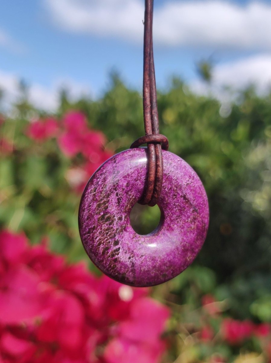 Stichtit ~ Edelstein Donut Kette Pi Scheibe Schutzsymbol Lila violett HIPPIE Chakra Boho Ethno Heilstein Kleidung Festival Purpur Rarität - Art of Nature Berlin