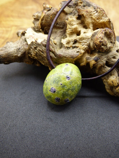 Stichtit in Serpentin~ Edelstein Kette ~HIPPIE ~GOA ~Boho ~Ethno ~Nature ~Heilstein - Art of Nature Berlin