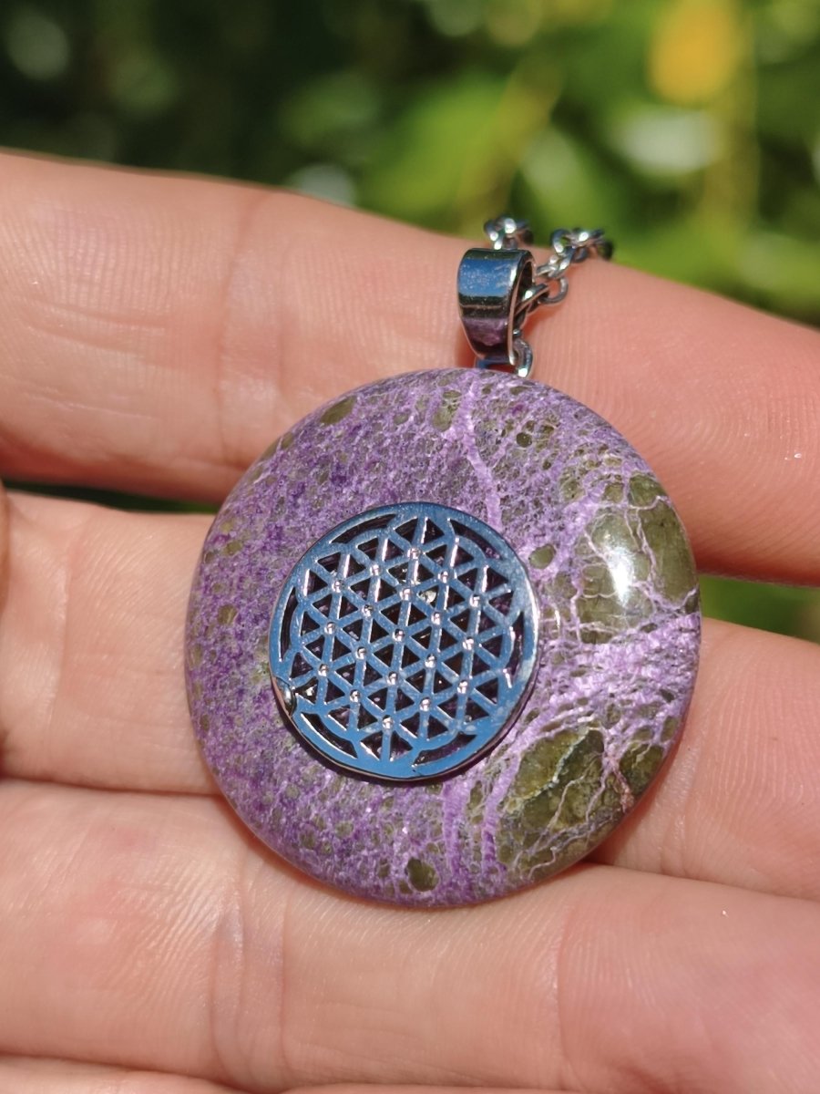 Stichtit Kette Donut Edelstein + Donut Halter Silber Pi Schutzsymbol Lila violett Anhänger Mann Frau Heilstein Festival Kristall Rarität - Art of Nature Berlin