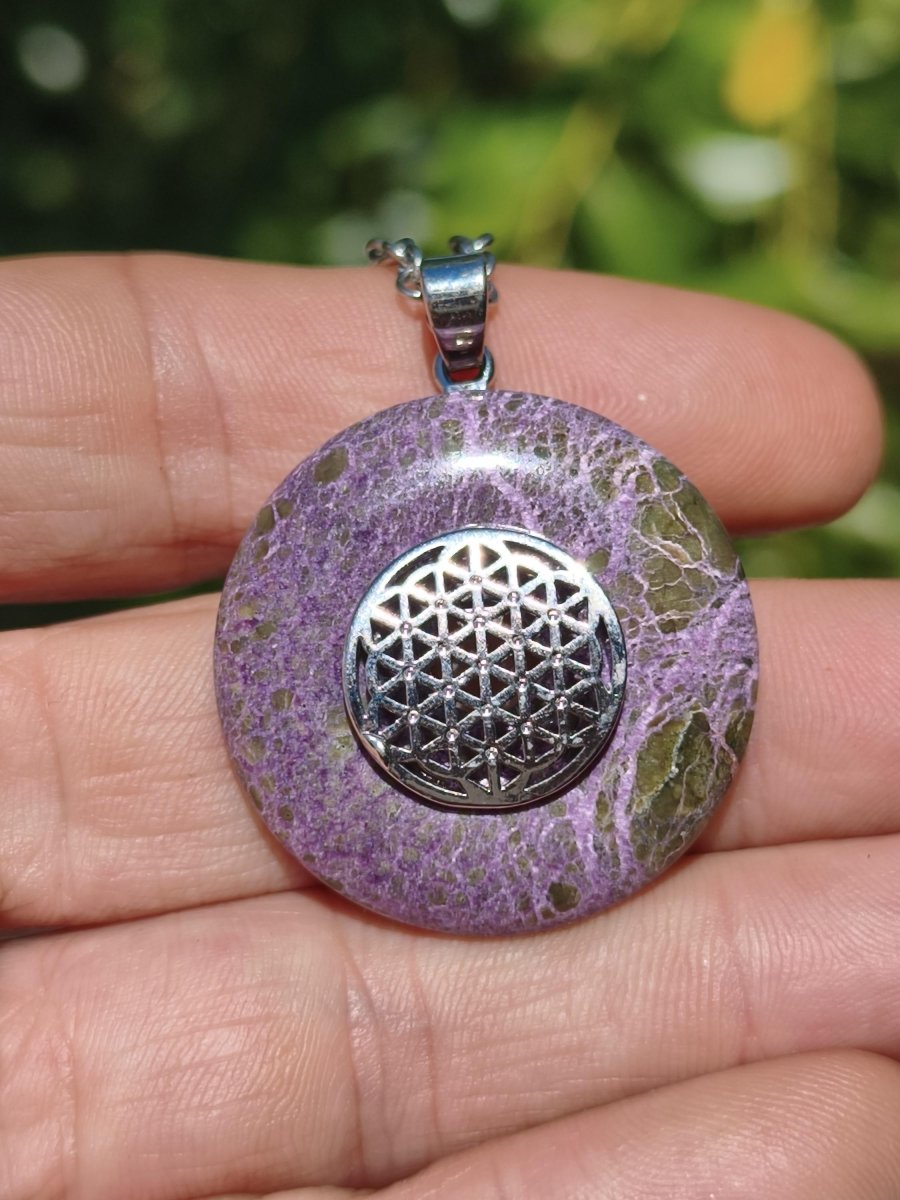 Stichtit Kette Donut Edelstein + Donut Halter Silber Pi Schutzsymbol Lila violett Anhänger Mann Frau Heilstein Festival Kristall Rarität - Art of Nature Berlin
