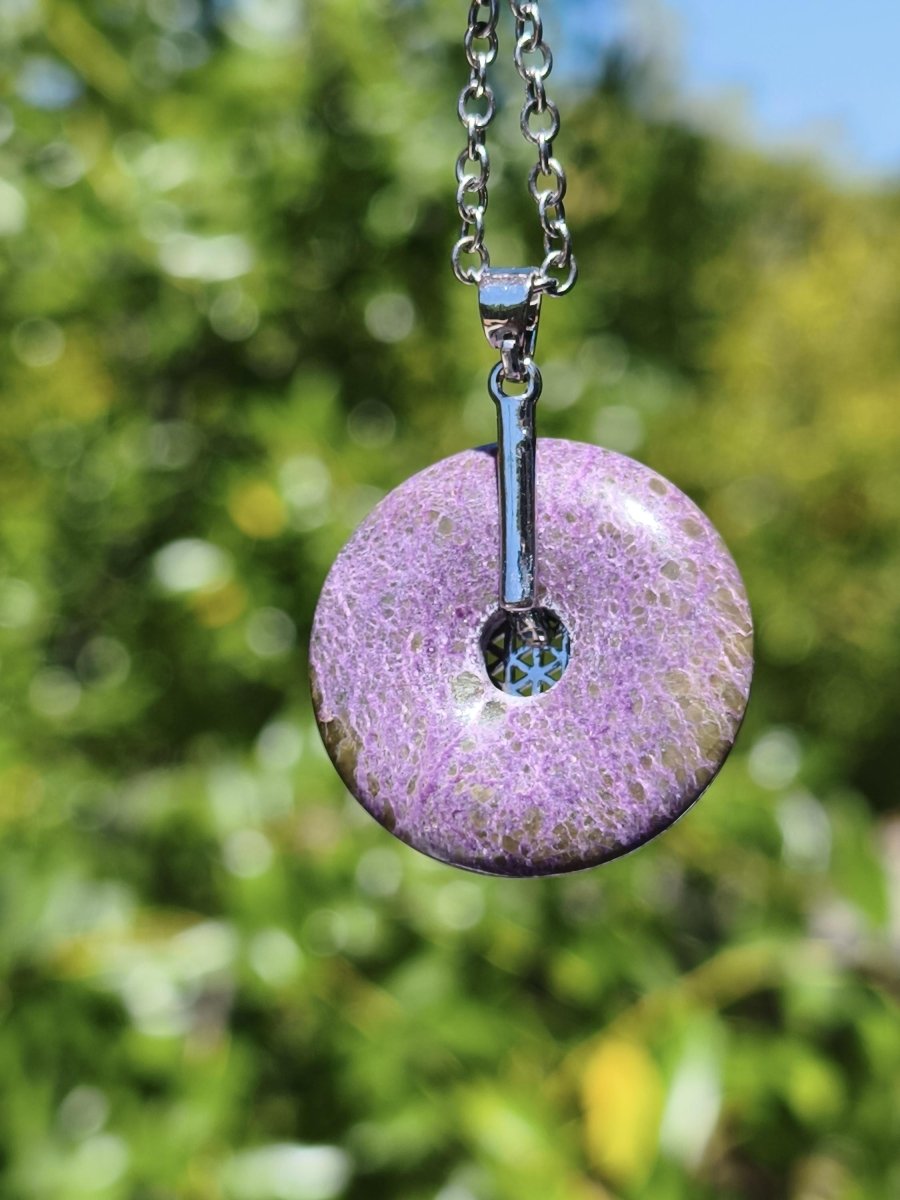 Stichtit Kette Donut Edelstein + Donut Halter Silber Pi Schutzsymbol Lila violett Anhänger Mann Frau Heilstein Festival Kristall Rarität - Art of Nature Berlin