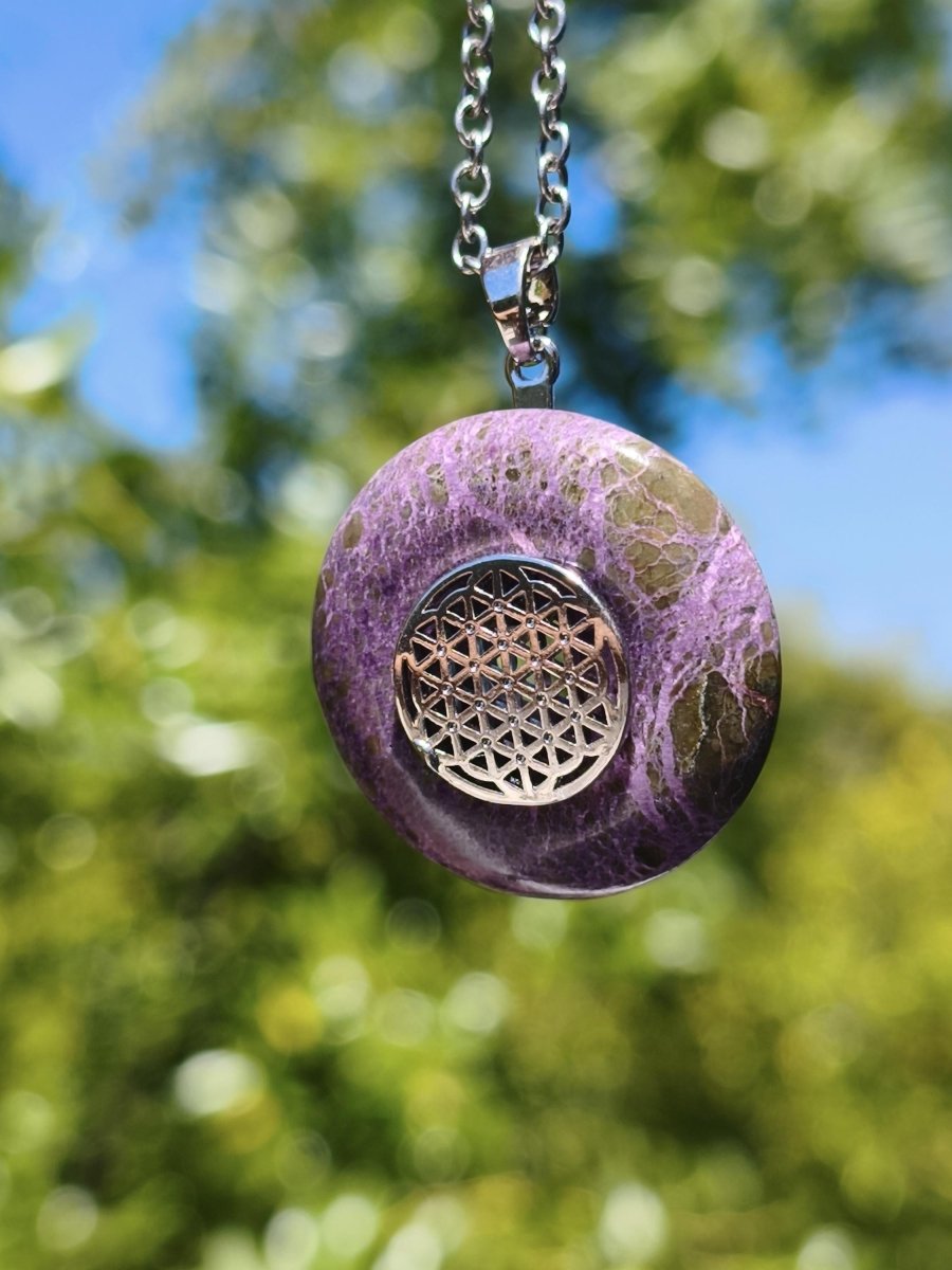 Stichtit Kette Donut Edelstein + Donut Halter Silber Pi Schutzsymbol Lila violett Anhänger Mann Frau Heilstein Festival Kristall Rarität - Art of Nature Berlin
