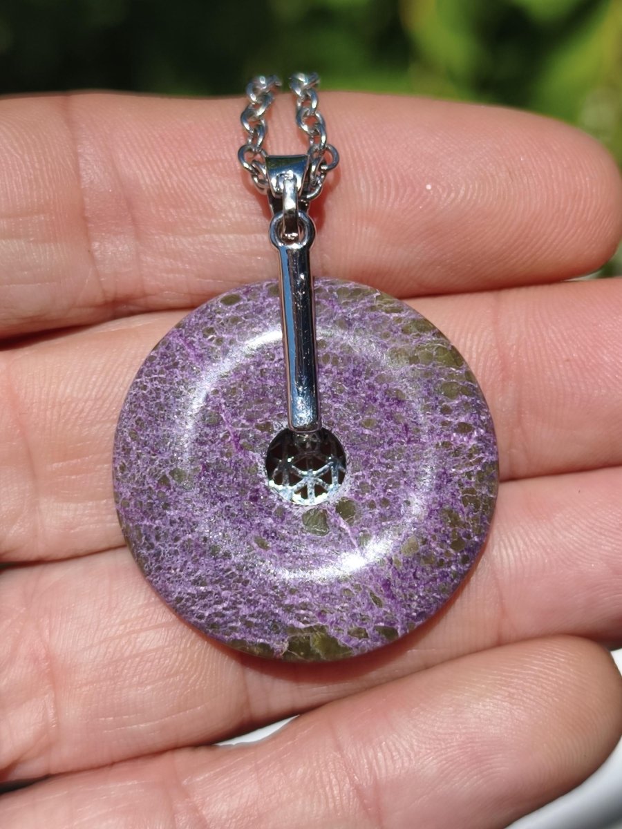 Stichtit Kette Donut Edelstein + Donut Halter Silber Pi Schutzsymbol Lila violett Anhänger Mann Frau Heilstein Festival Kristall Rarität - Art of Nature Berlin
