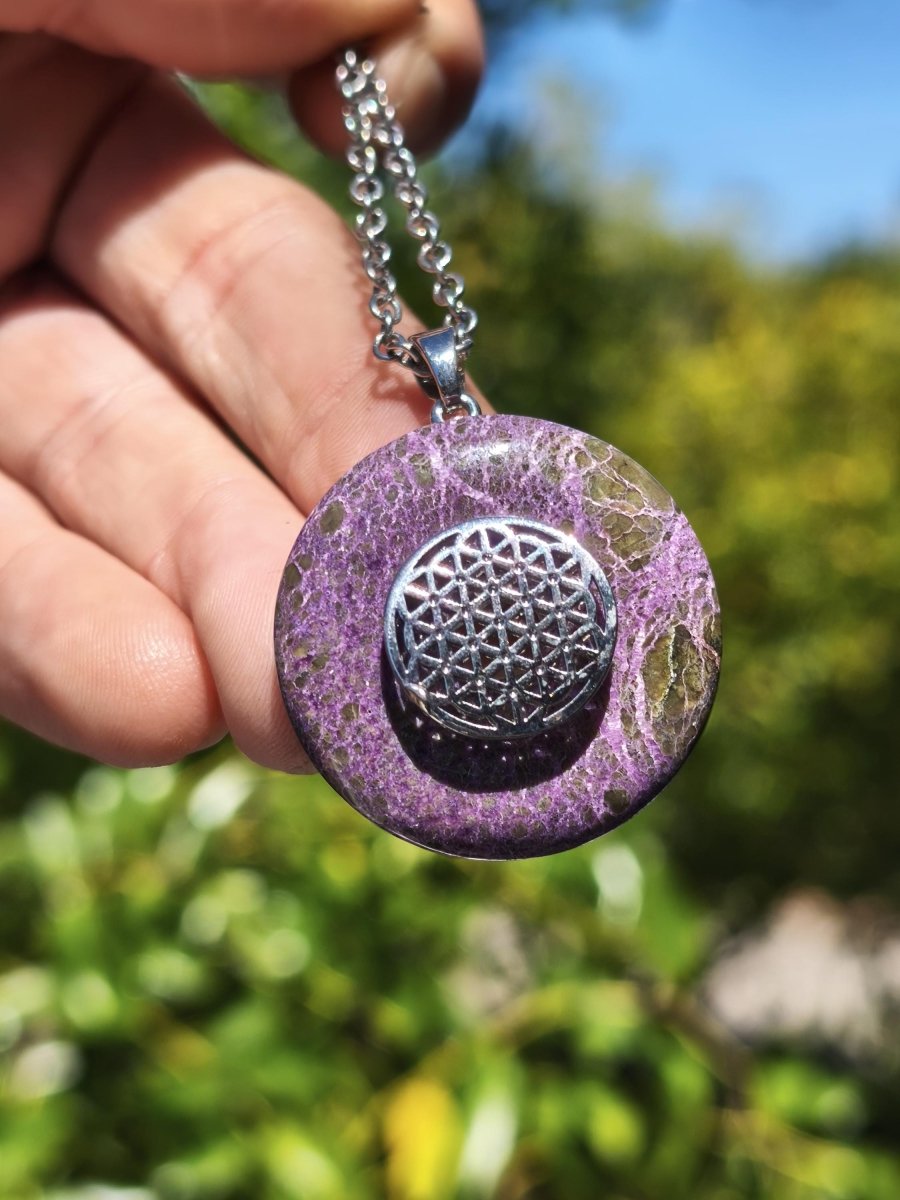 Stichtit Kette Donut Edelstein + Donut Halter Silber Pi Schutzsymbol Lila violett Anhänger Mann Frau Heilstein Festival Kristall Rarität - Art of Nature Berlin